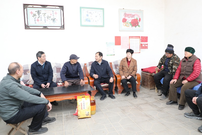 常山集團(tuán)黨委書記、董事長張瑋揚(yáng)率隊(duì)赴小琉璃村開展走訪慰問